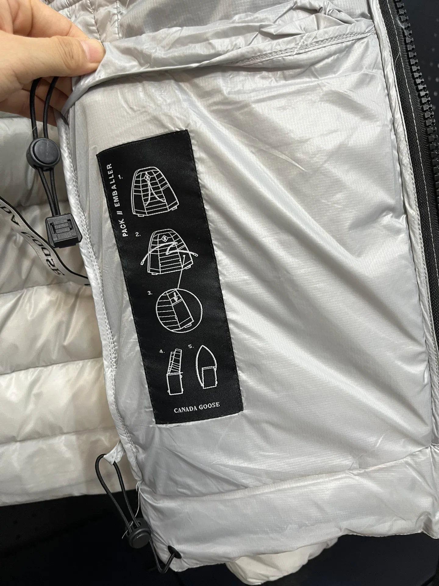 P940 Top 🔥purchase version 𝘾𝘼𝙉𝘼𝘿𝘼 𝙂𝙊𝙊𝙎𝙀/Canada Goose 2227 thin and light style. It’s super lightweight and doesn’t feel any weight on your upper body at all! Show more temperament‼  Canada Goose, a Canadian brand, has always been recognized as the warmest down jacket. Various Instagram celebrities, Internet celebrities, and celebrities often wear it for street photos. I make Canada Goose every year, but I still can’t get rid of my love for the goose. No matter how cold the winter is, there is no need to be afraid. Canada Goose is the legendary warmest down jacket and is known as a must-have for Arctic outdoor sports! The most popular down jacket in the world, celebrities are rushing to buy it, it is a must-have! Size: S-2XL Color: silver gray (red label) silver gray (black label), black (red label), black (black label), dark blue